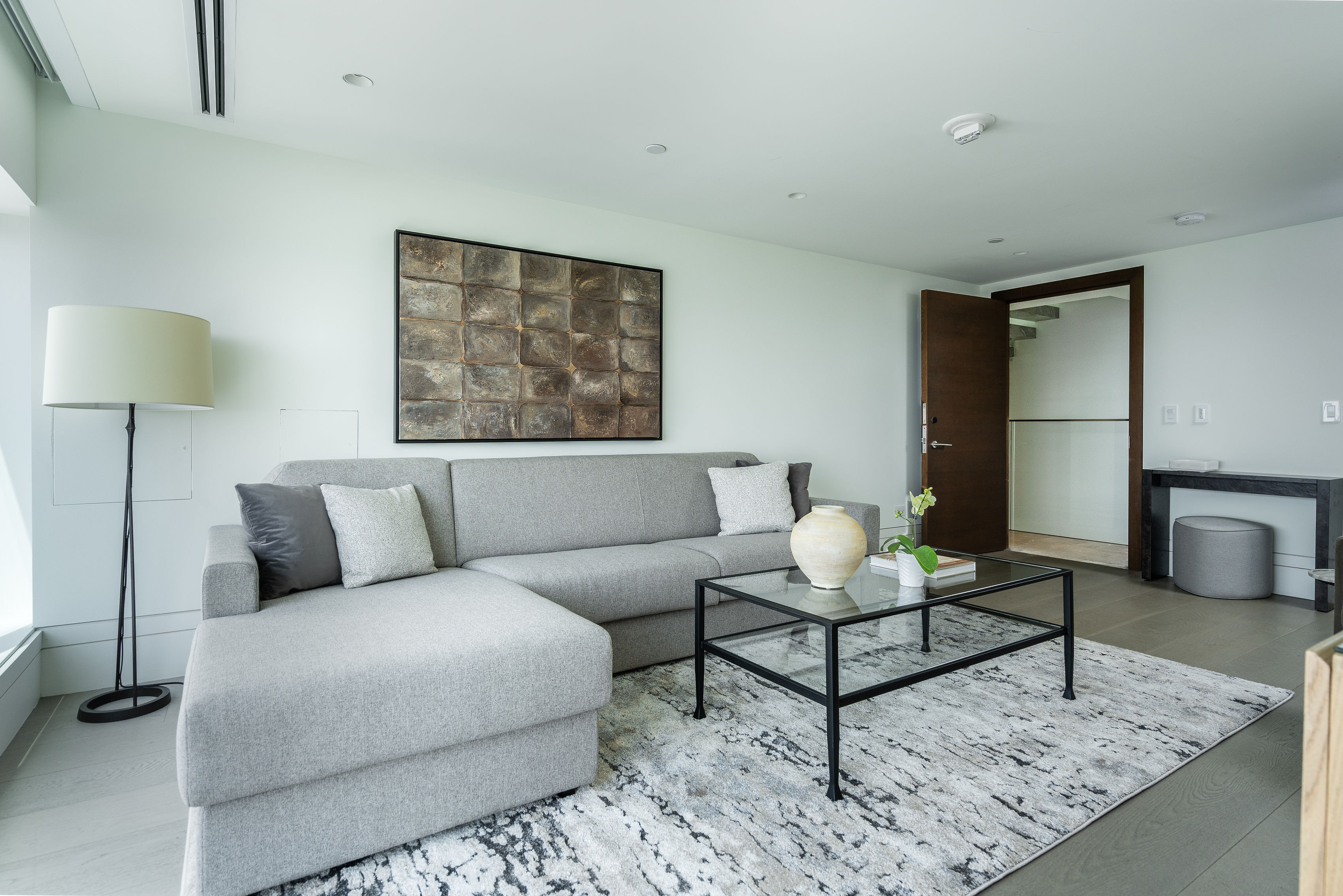 825 S. Hill mid-level lounge
