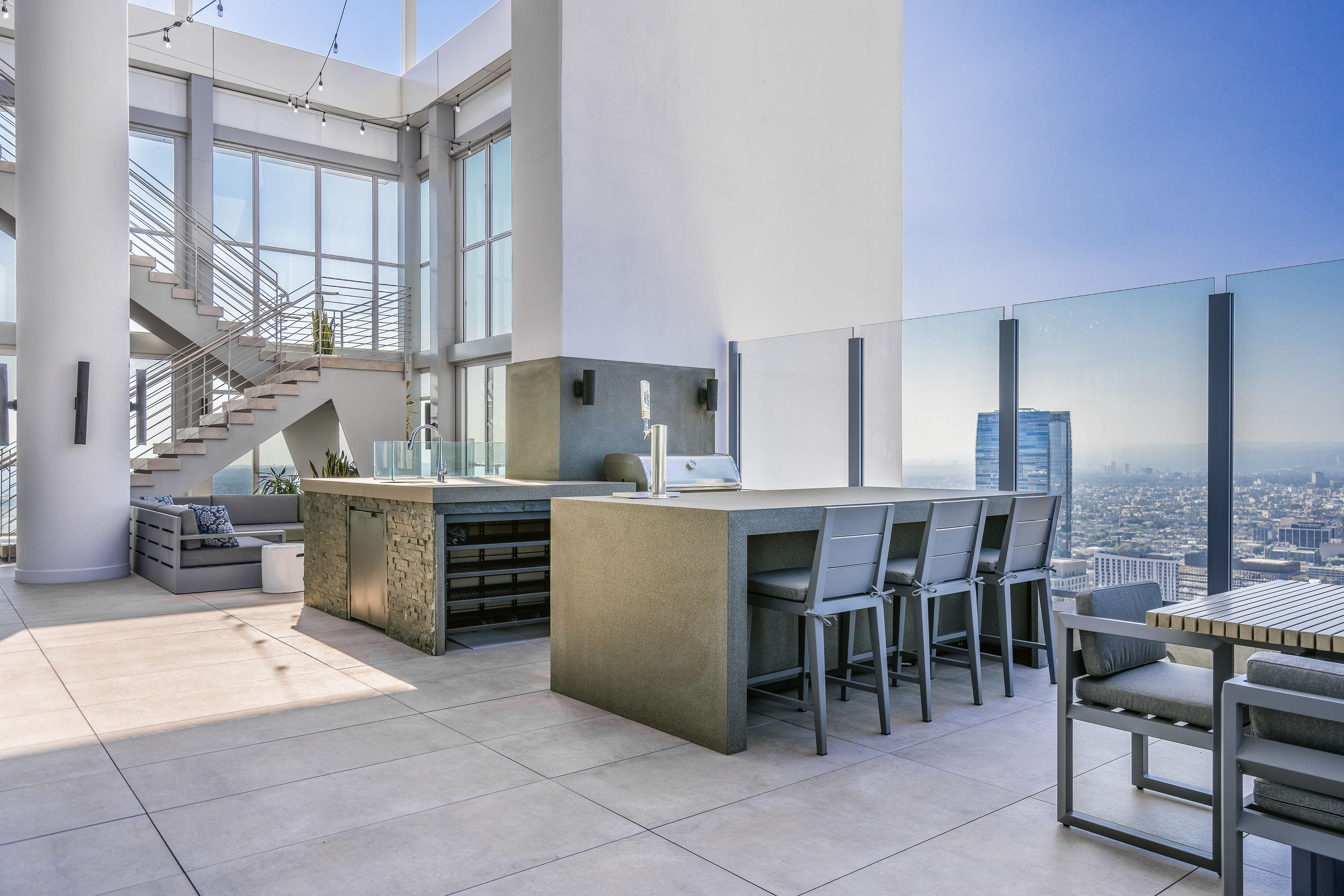 825 S. Hill outdoor lounge on the rooftop patio