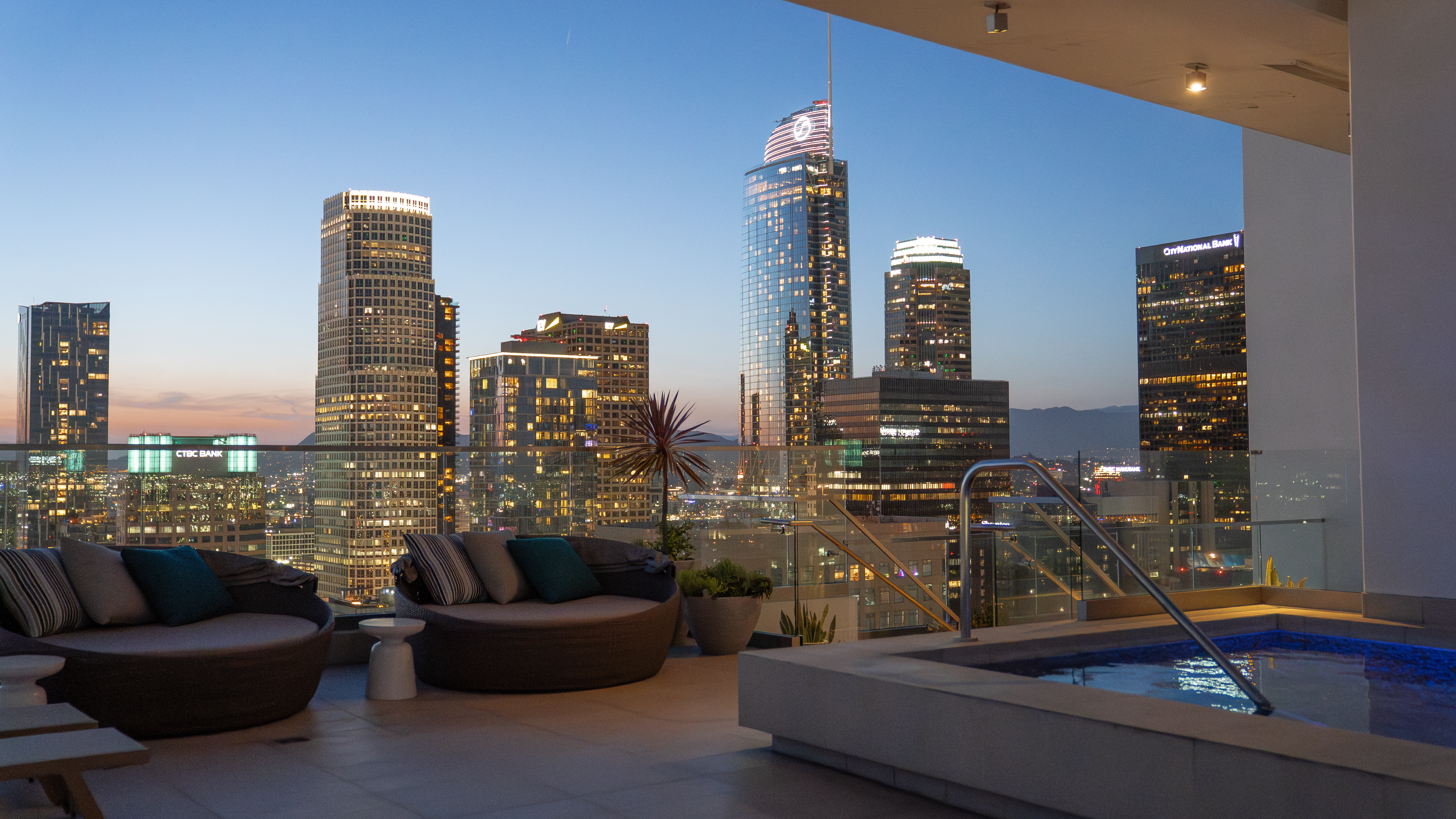 888 S. Olive rooftop hot tub with Downtown LA skyline at dusk