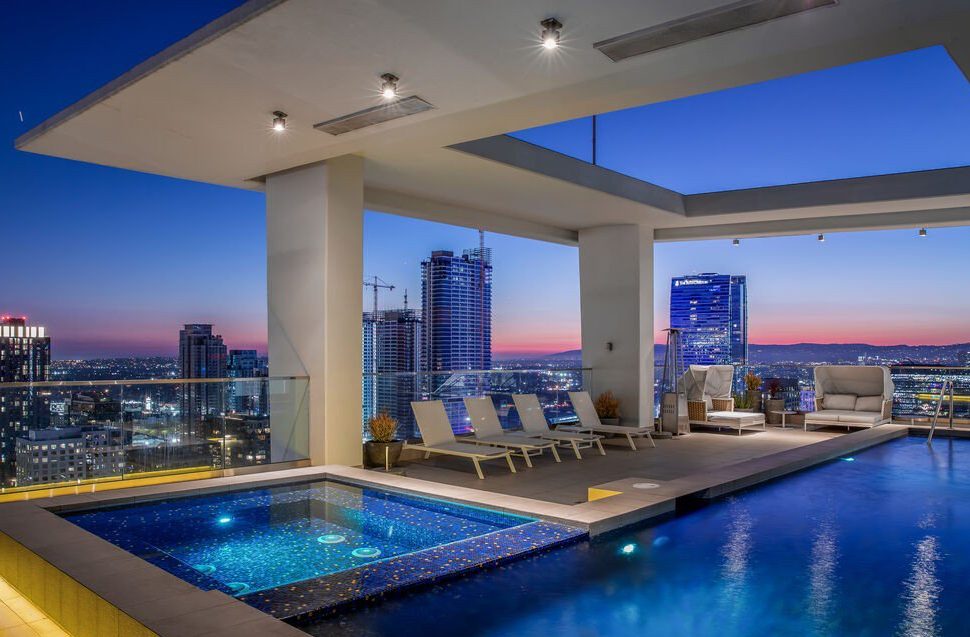 888 S. Olive rooftop pool and lounge at sunset